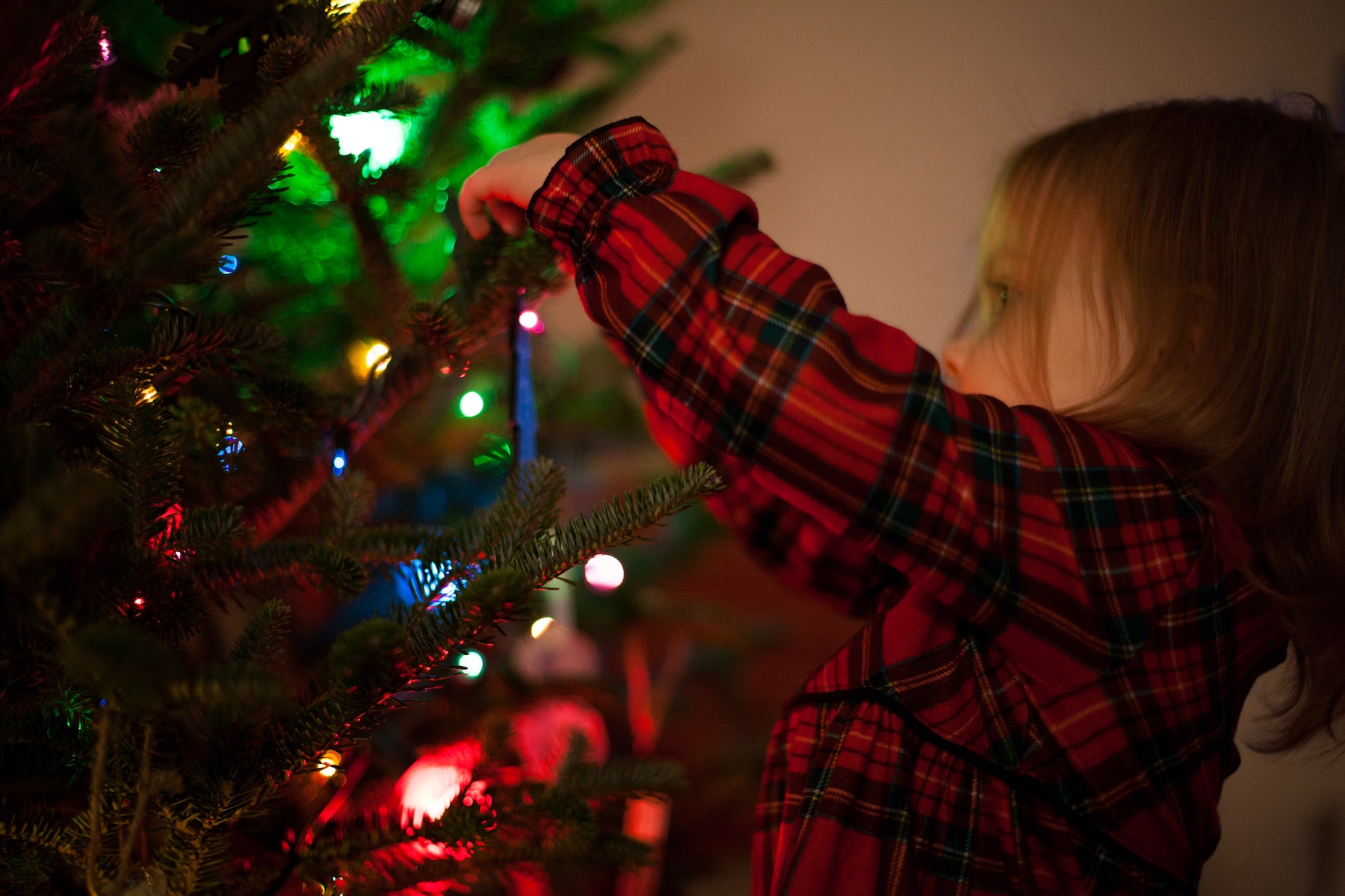 5 Ways to Prepare Your Kids for Fewer Gifts This Christmas | Parent Cue Blog